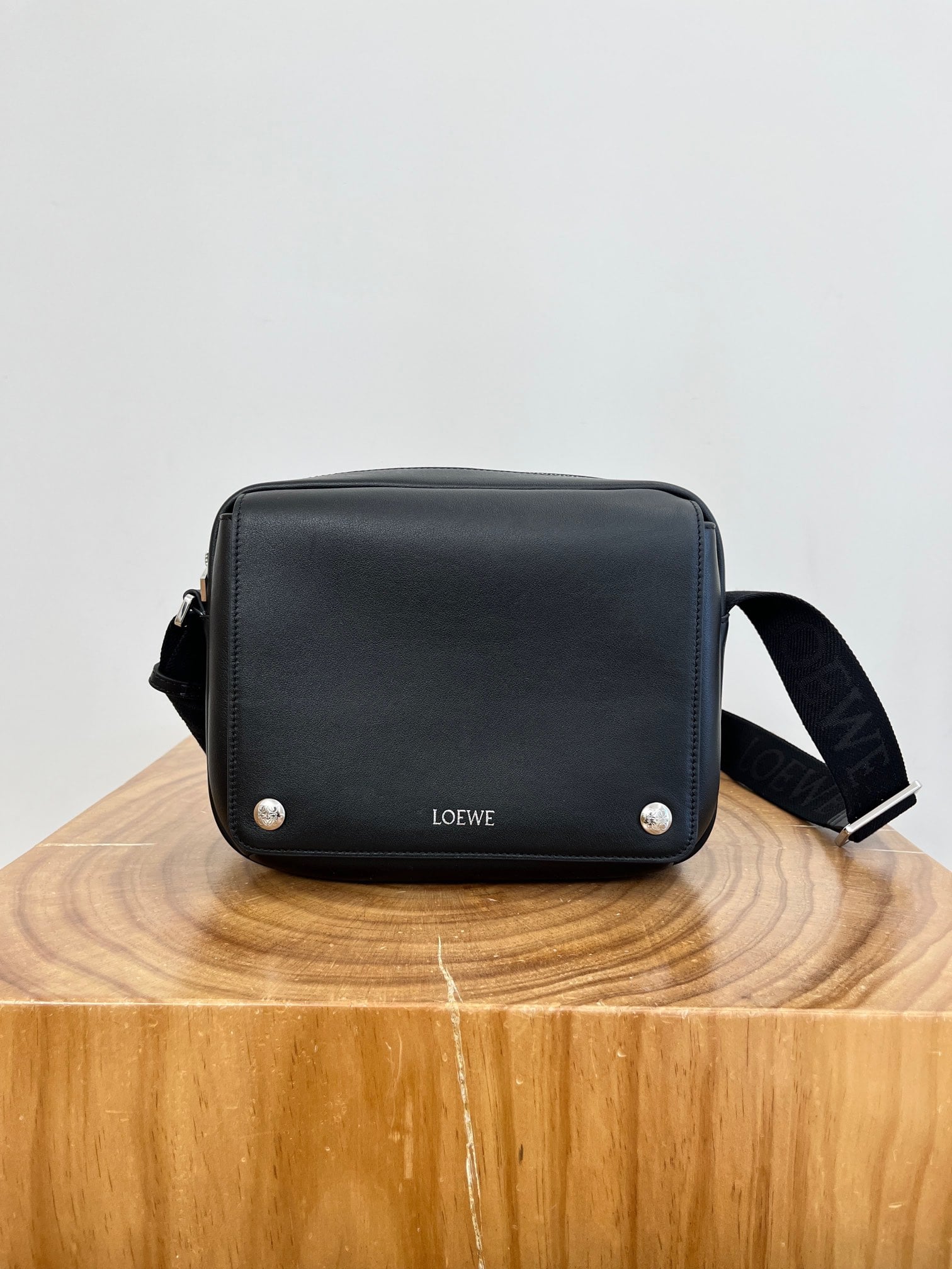 Pebble Medium Black Loewe 9094.5
