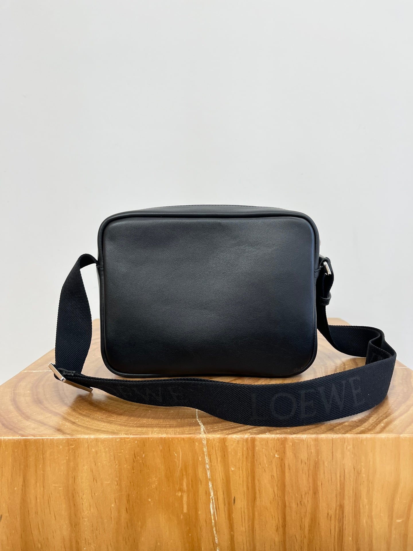 Pebble Medium Black Loewe 9094.5