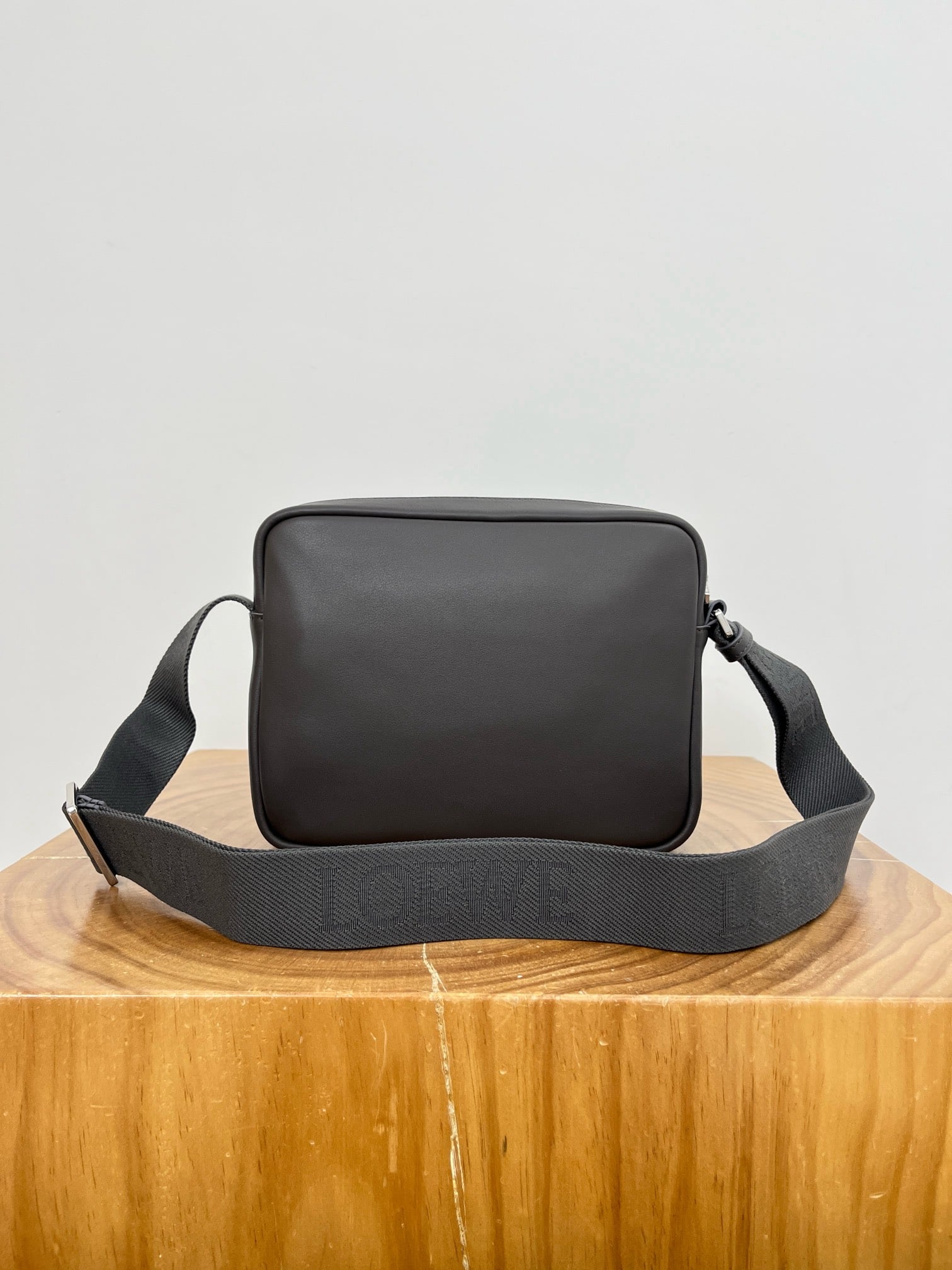 Pebble Medium Gray Loewe 9094.6