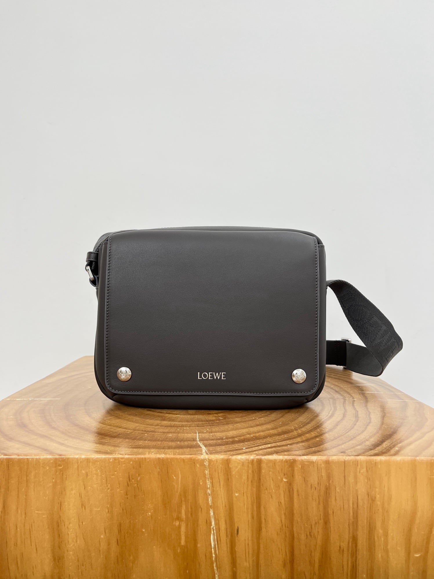 Pebble Medium Gray Loewe 9094.6