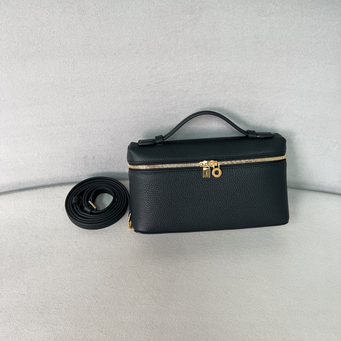 Extra Pocket L19 - черный, золотистая фурнитура - зернистая телячья кожа Loro Piana Extra Pocket L19