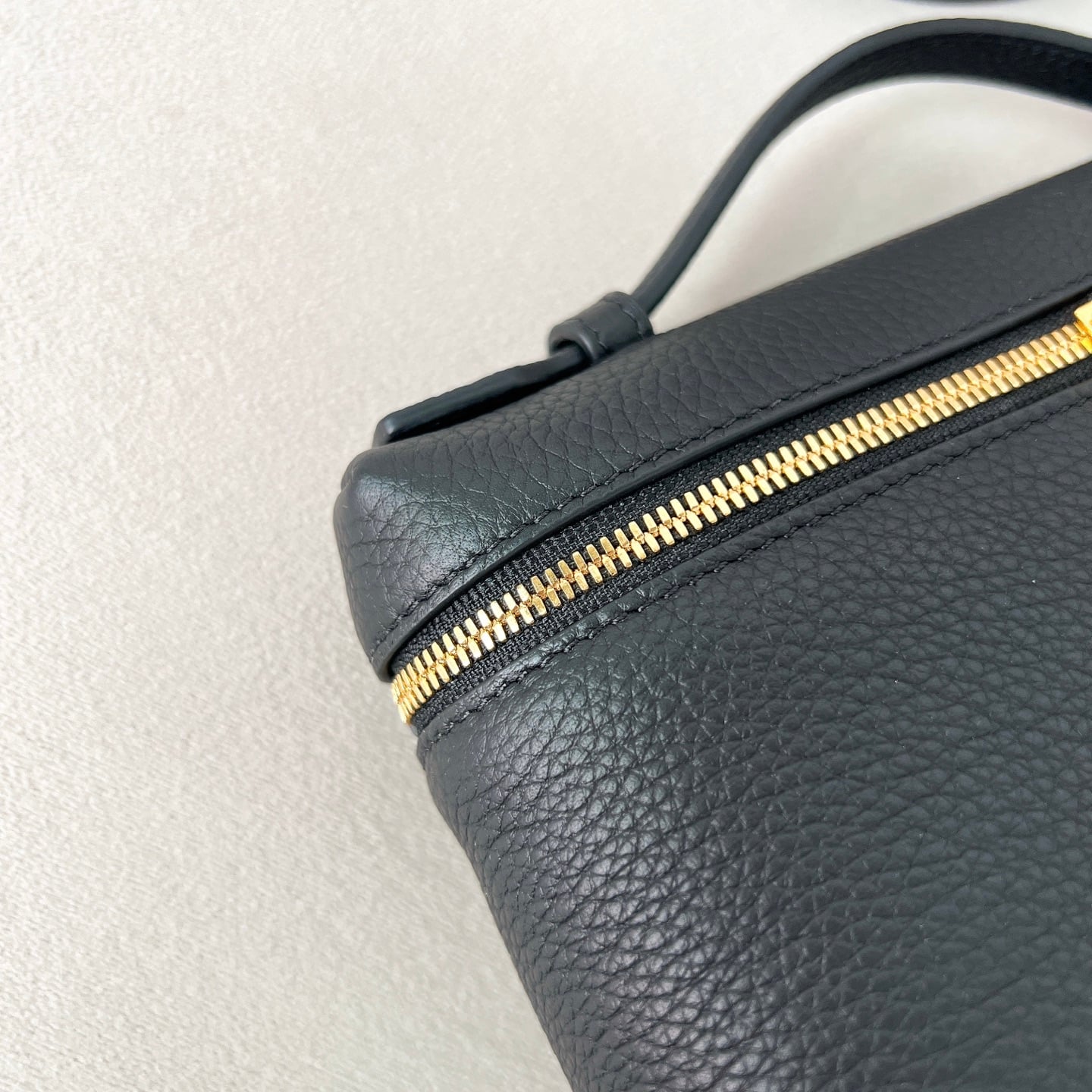 Extra Pocket L19 - черный, золотистая фурнитура - зернистая телячья кожа Loro Piana Extra Pocket L19