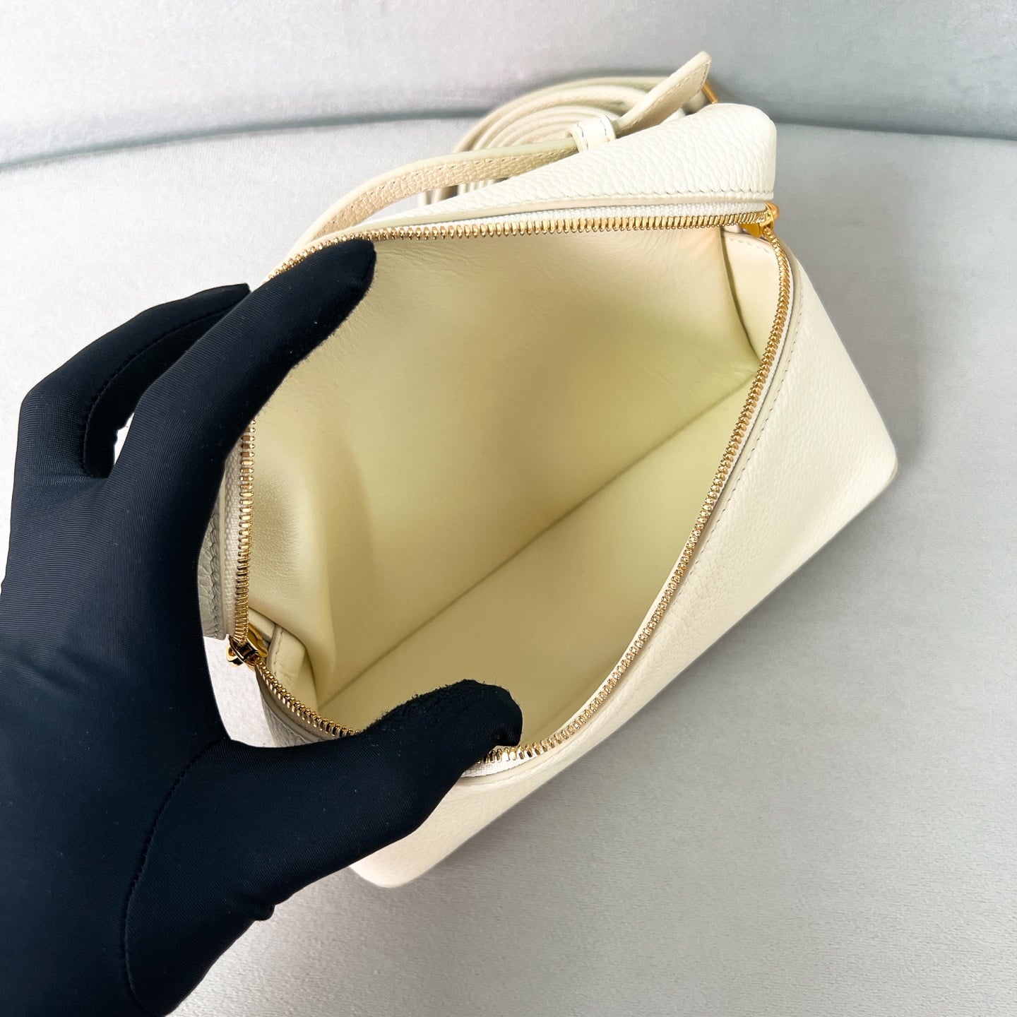 Extra Pocket L19 - молочно-белый - зернистая телячья кожа - B7A9C2 Loro Piana Extra Pocket L19