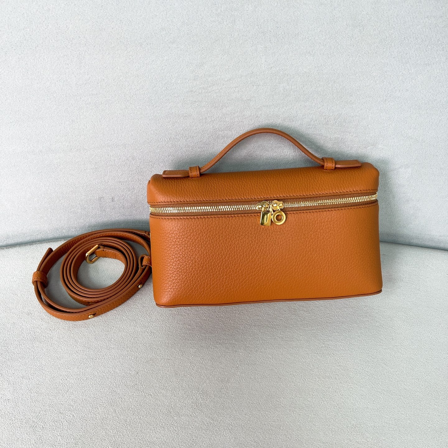 Extra Pocket L19 - коричневый, золотистая фурнитура - зернистая телячья кожа Loro Piana Extra Pocket L19