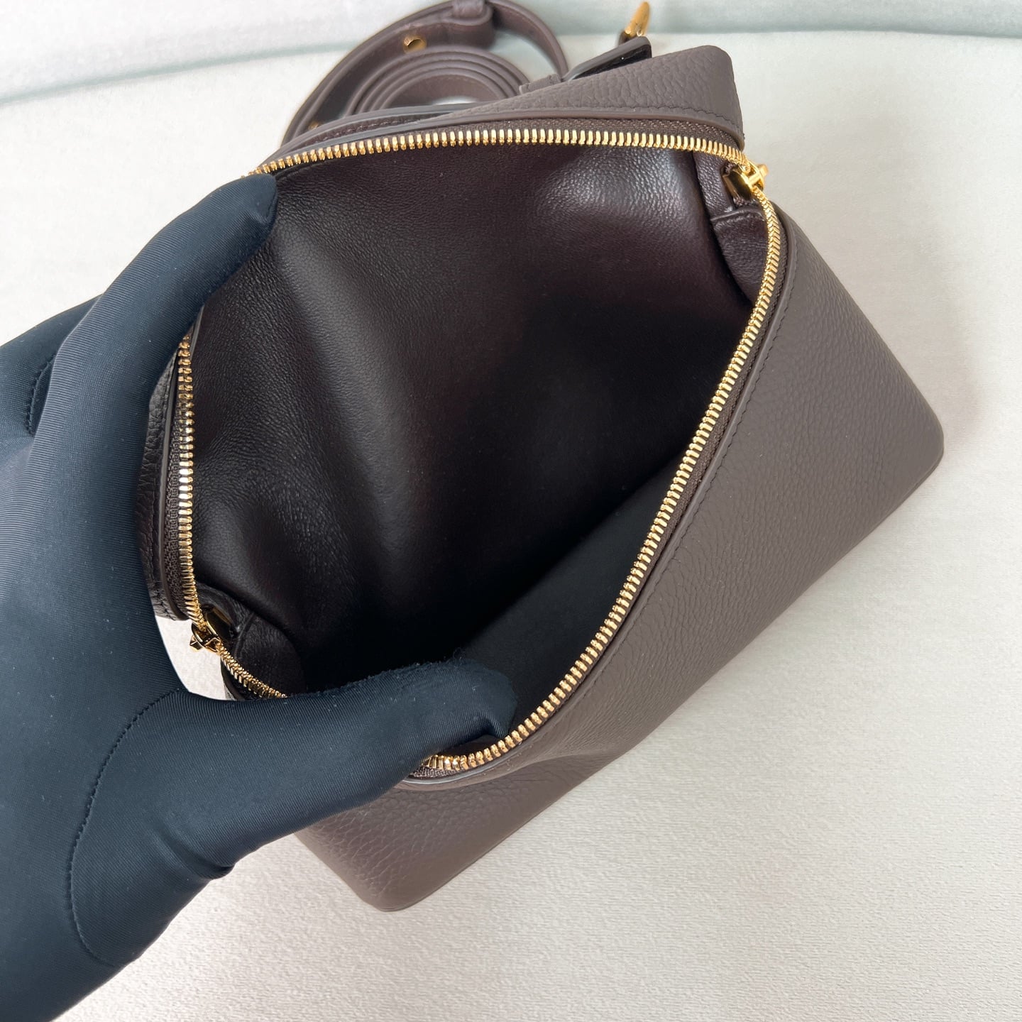 Extra Pocket L19 - шоколадный, золотистая фурнитура - зернистая телячья кожа Loro Piana Extra Pocket L19