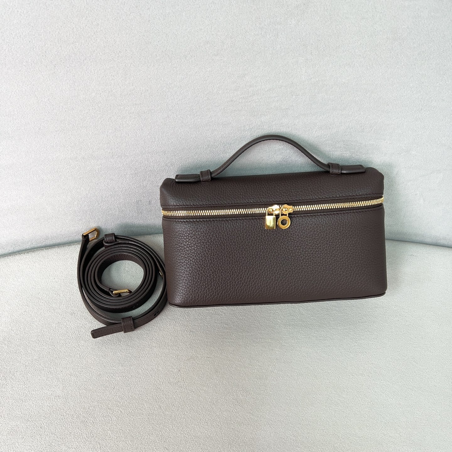 Extra Pocket L19 - шоколадный, золотистая фурнитура - зернистая телячья кожа Loro Piana Extra Pocket L19
