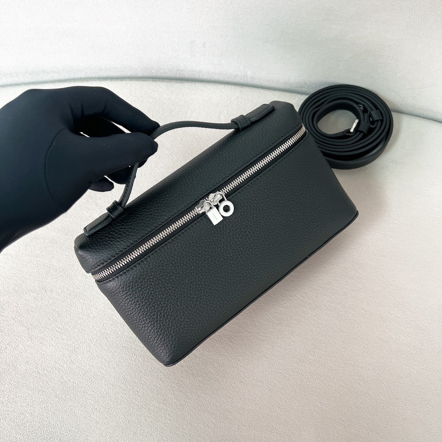 Extra Pocket L19 - черный, серебристая фурнитура - зернистая телячья кожа Loro Piana Extra Pocket L19