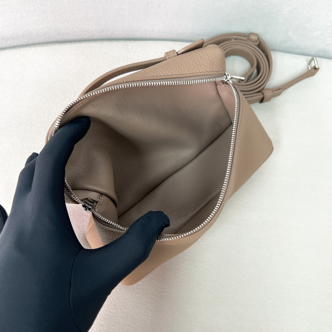 Extra Pocket L19 - теплый бежевый - зернистая телячья кожа Loro Piana Extra Pocket L19