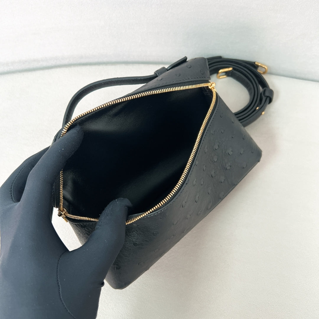 Extra Pocket L19 - черный, золотистая фурнитура - страусиная кожа Loro Piana Extra Pocket L19