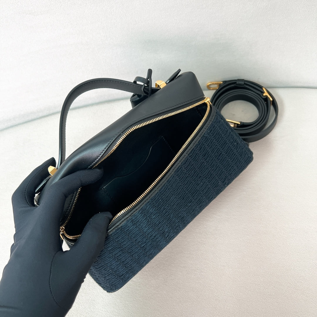 Extra Bag L23 - черный, золотистая фурнитура - шелк Loro Piana Extra Bag L23