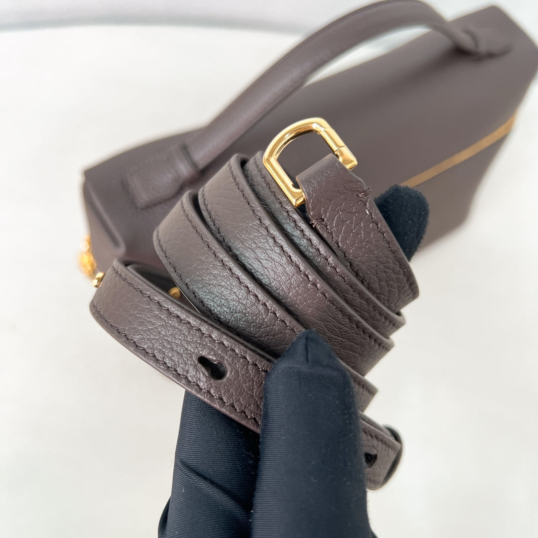 Extra Bag L27 - шоколадный, золотистая фурнитура - зернистая телячья кожа Loro Piana Extra Bag L27