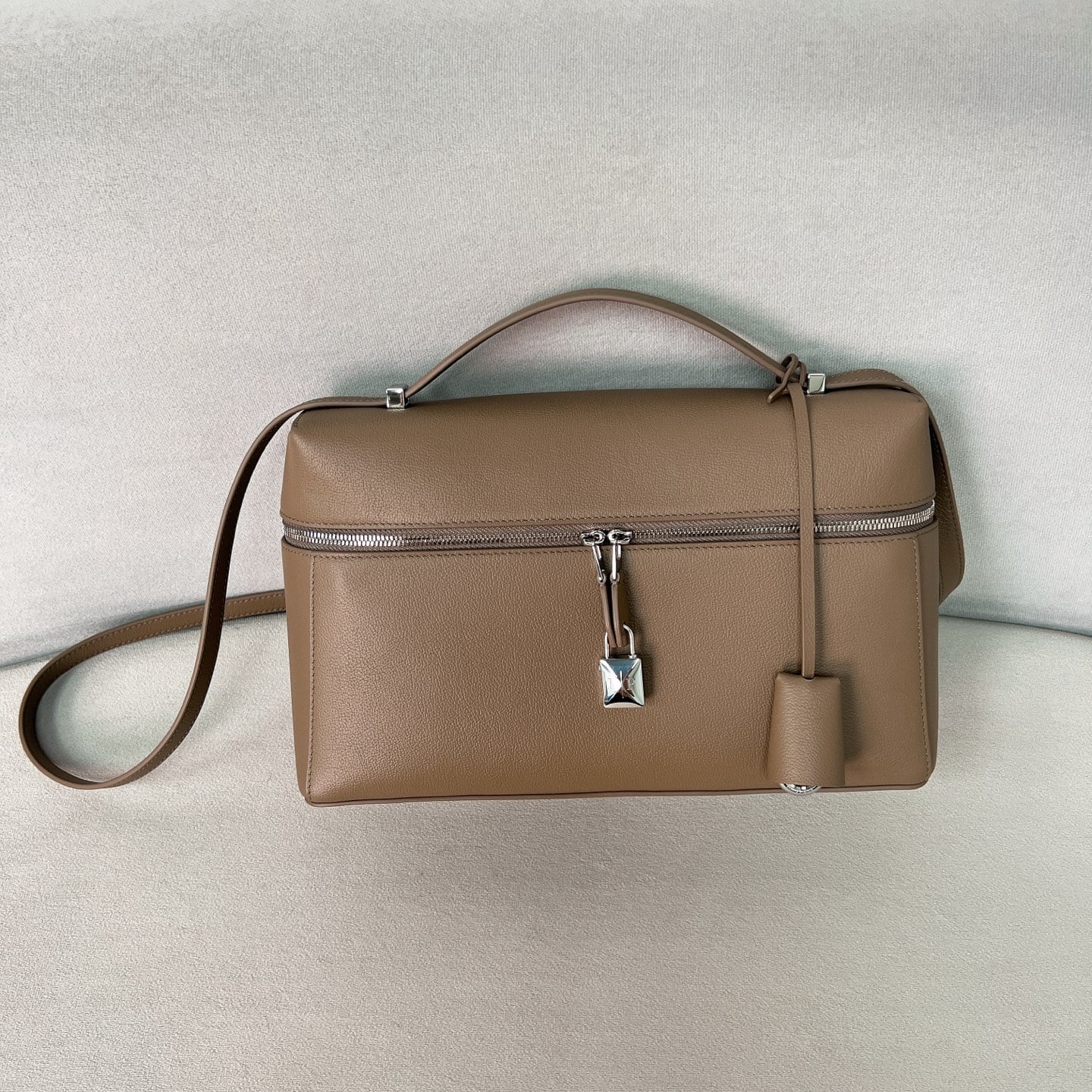 Extra Bag L27 - теплый бежевый, серебристая фурнитура - замша Loro Piana Extra Bag L27