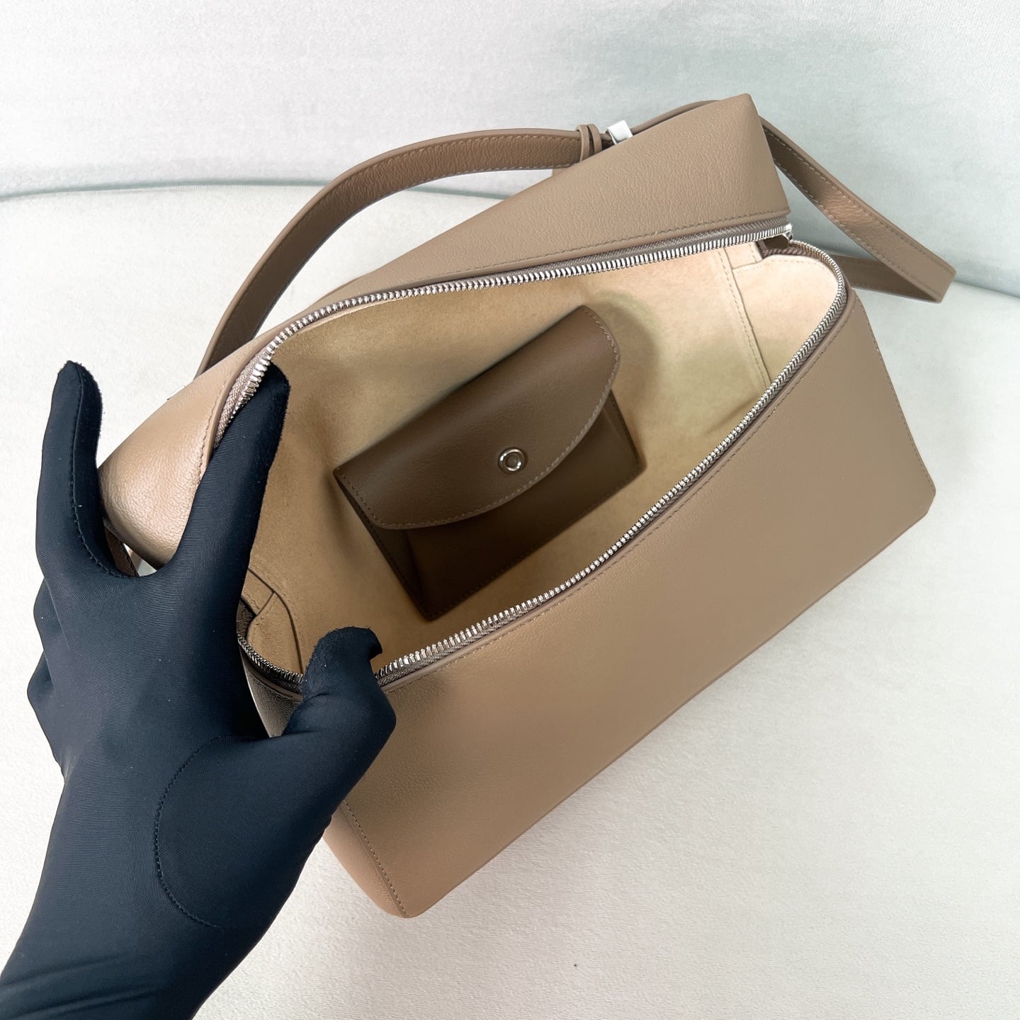 Extra Bag L27 - теплый бежевый, серебристая фурнитура - замша Loro Piana Extra Bag L27