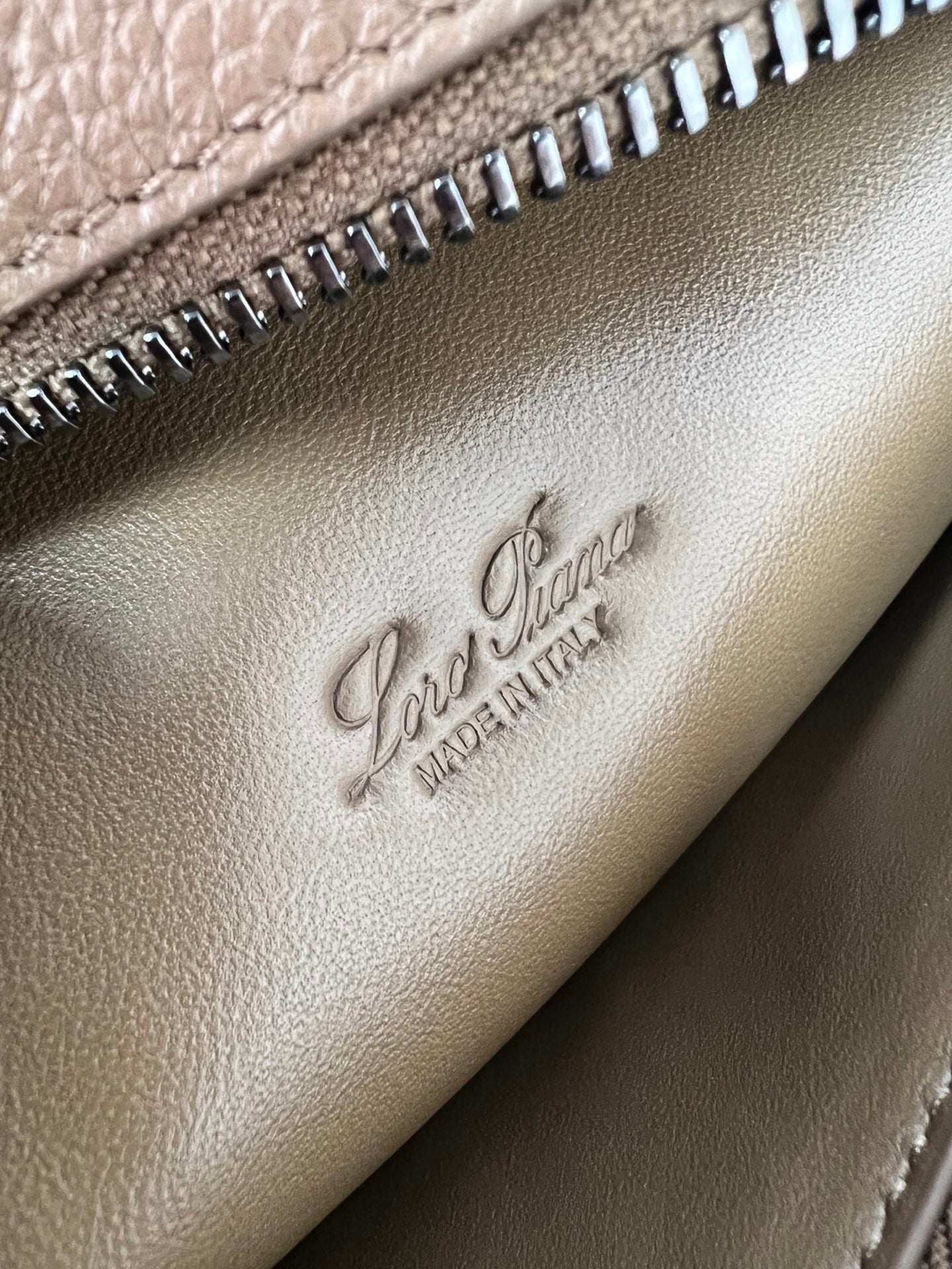 Extra Pouch - каперсовый - зернистая телячья кожа Loro Piana Extra Pouch