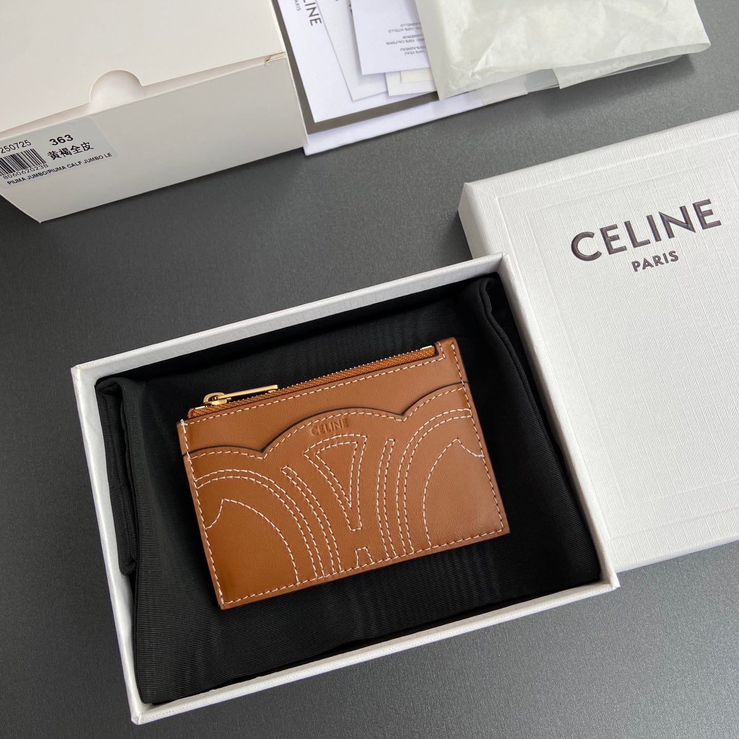 Triomphe Card Holder - 10K363EMJ.04LU363 - коричневый Celine 10K363EMJ.04LU363