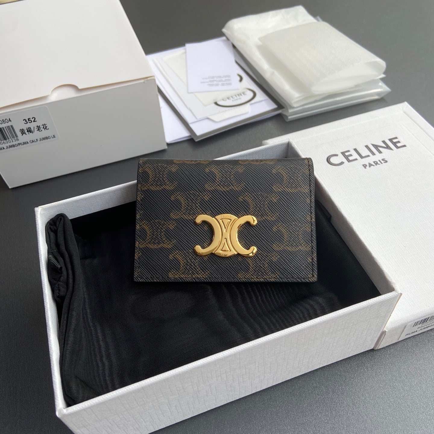 Triomphe Card Holder - 10I352CPJ.04LU353 - коричневый Celine 10I352CPJ.04LU353