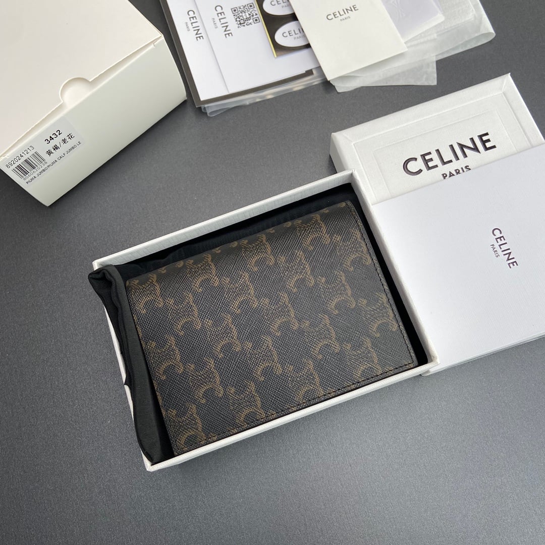 Triomphe Passport Holder - 10K3432BZR.38SI3432 - коричневый Celine 10K3432BZR.38SI3432