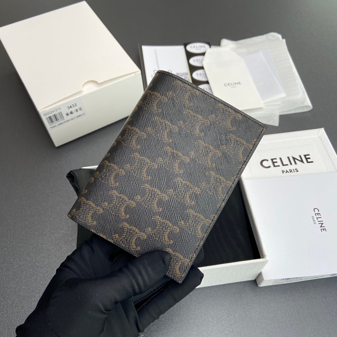 Triomphe Passport Holder - 10K3432BZR.38SI3432 - коричневый Celine 10K3432BZR.38SI3432