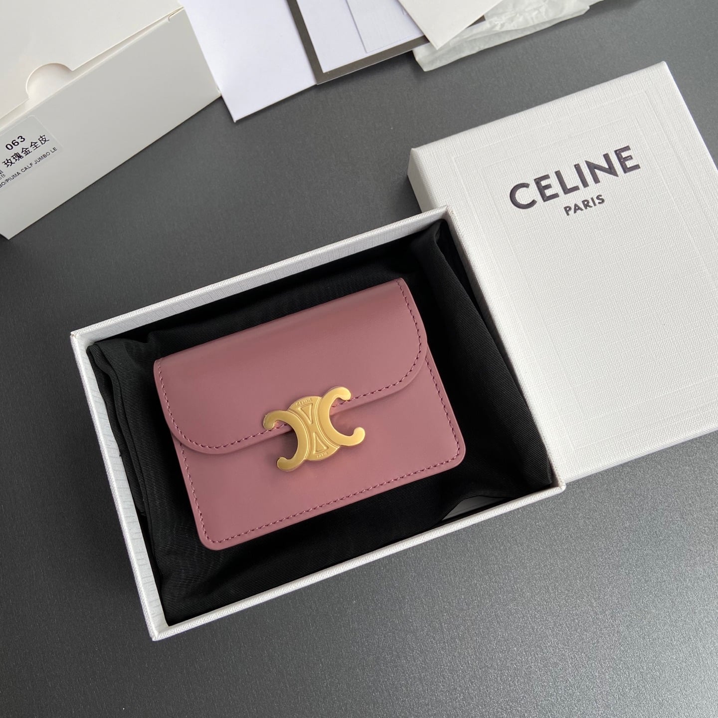 Triomphe Business Card Holder - 10N063FOZ.24VR062 - розовое золото Celine 10N063FOZ.24VR062