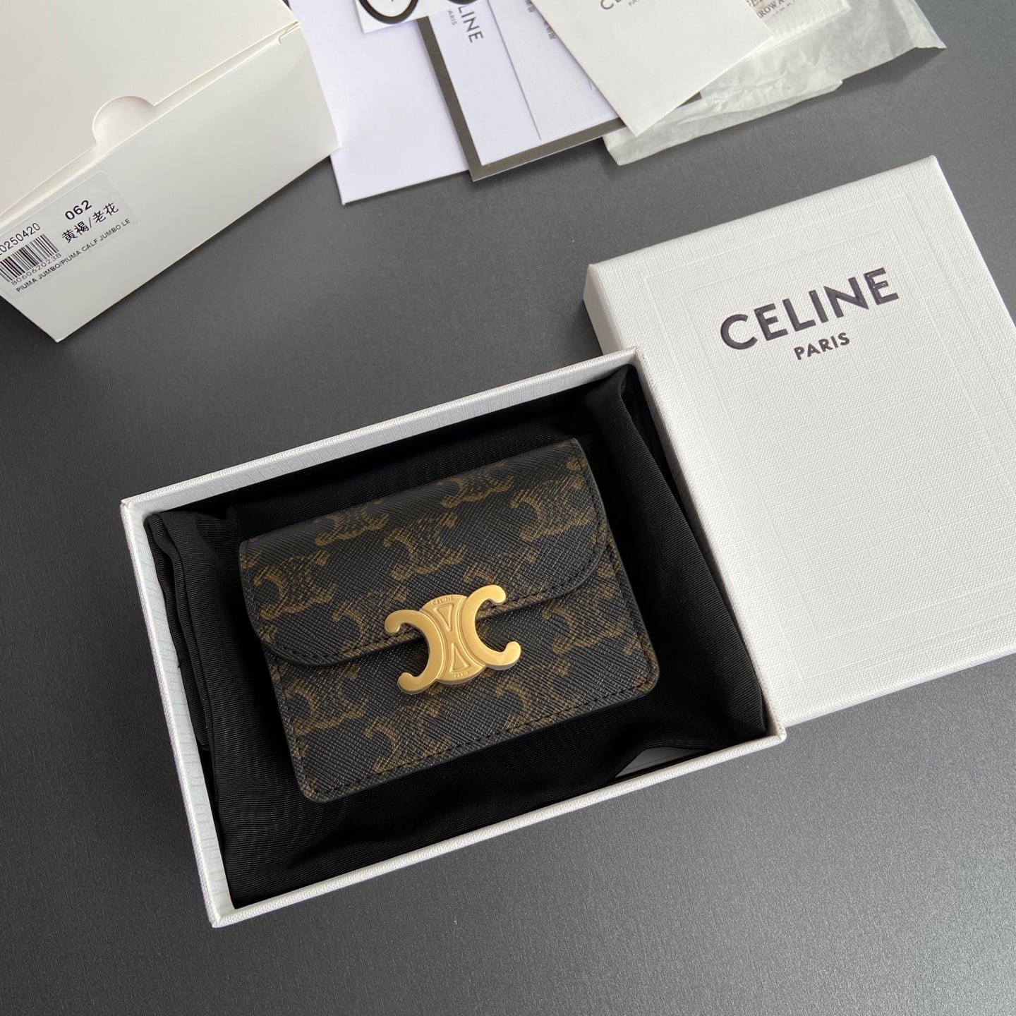 Triomphe Business Card Holder - 10N062FOZ.24VR063 - коричневый Celine 10N062FOZ.24VR063