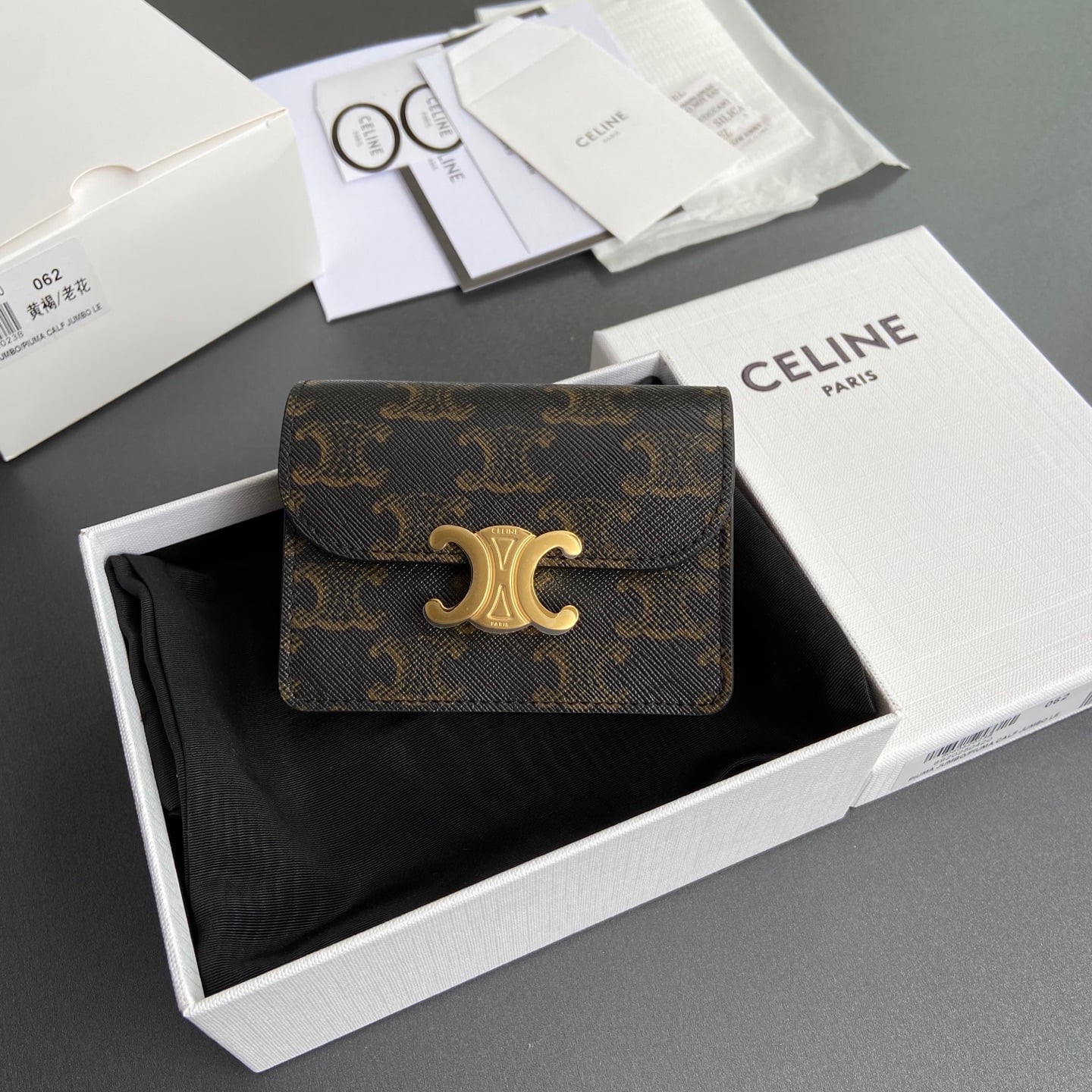 Triomphe Business Card Holder - 10N062FOZ.24VR063 - коричневый Celine 10N062FOZ.24VR063