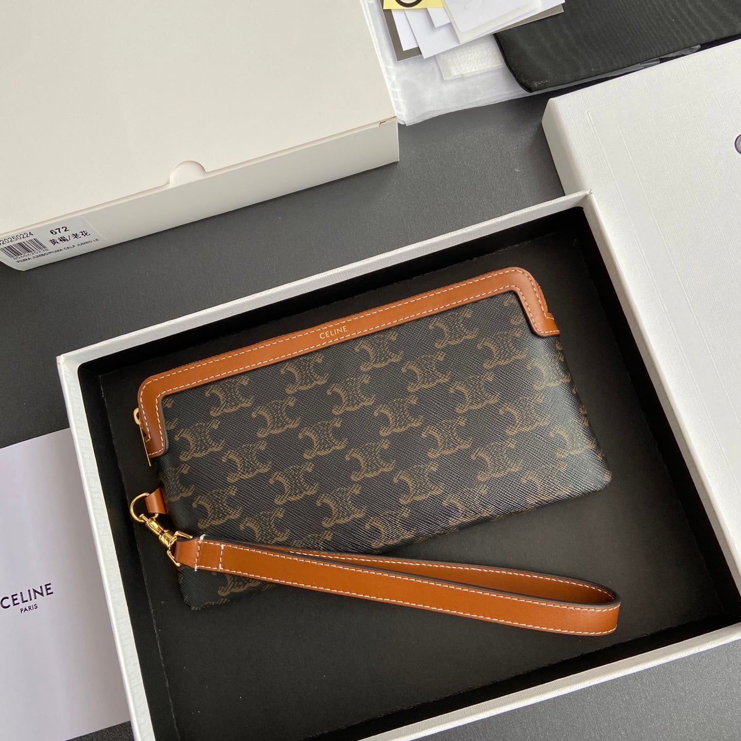 Triomphe Clutch - 10K672ECM.04LU - коричневый Celine 10K672ECM.04LU