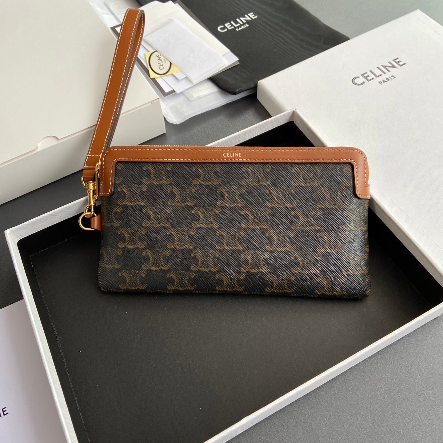Triomphe Clutch - 10K672ECM.04LU - коричневый Celine 10K672ECM.04LU