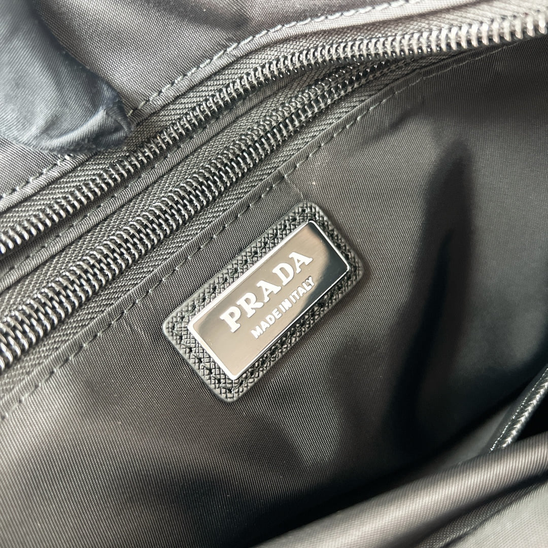 Explore - 2VG136 - черный Prada 2VG136