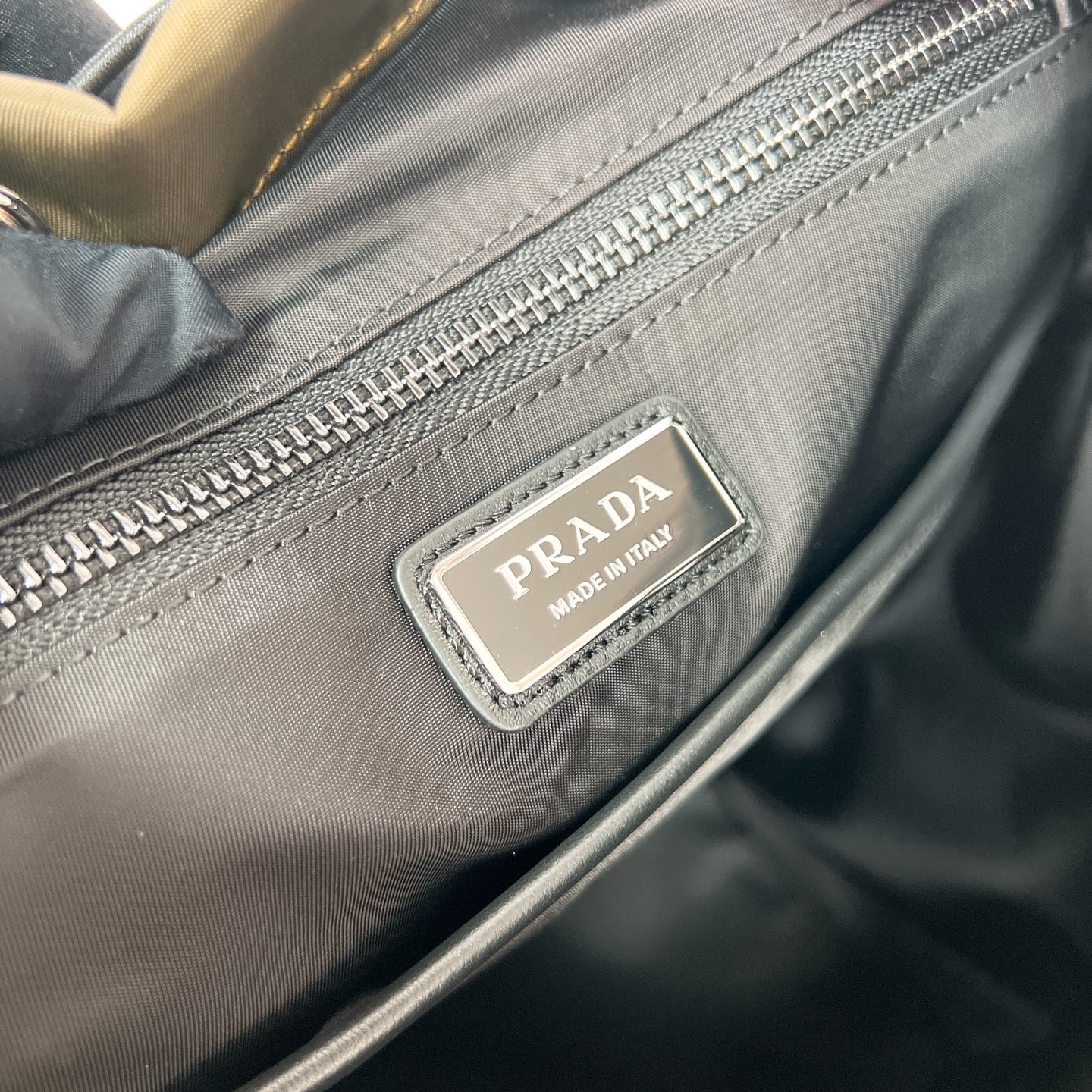 Explore - 2VZ118 - темно-зеленый Prada 2VZ118