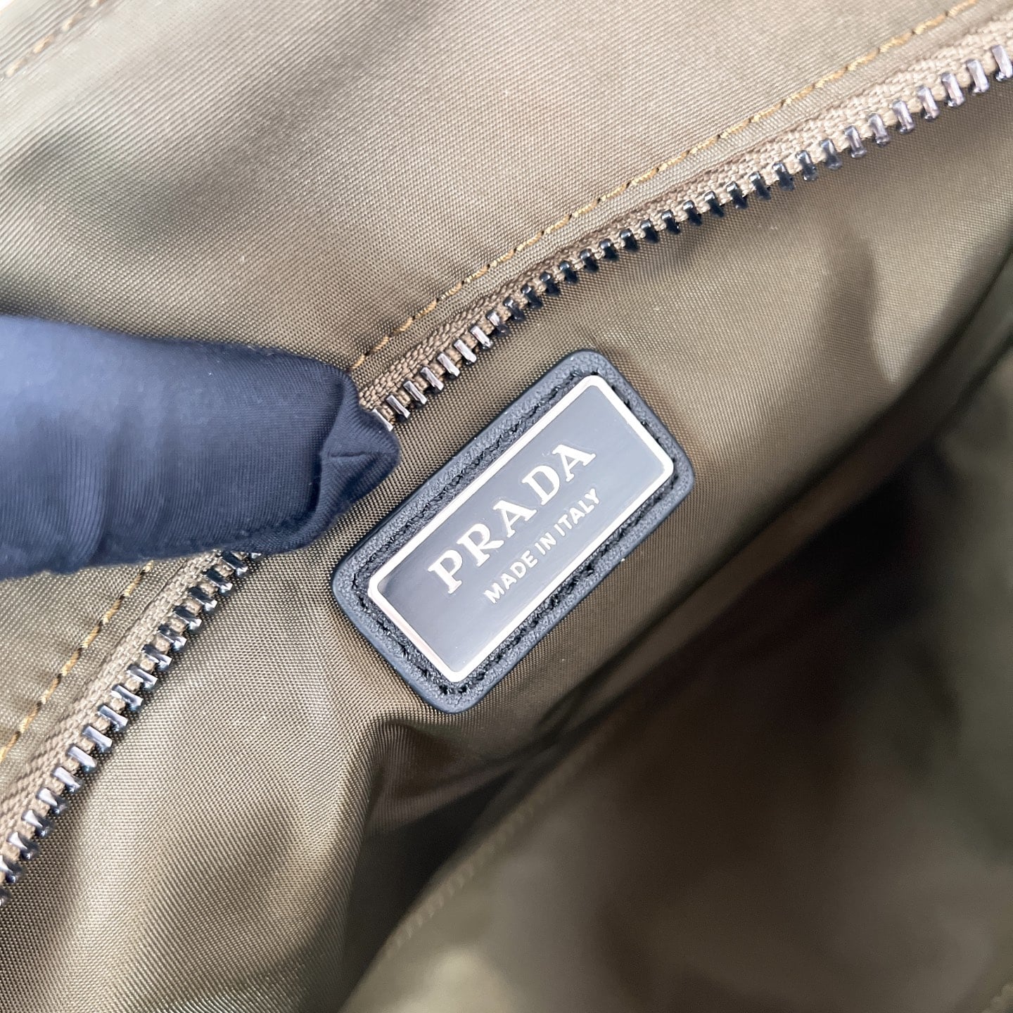 Explore - 2VD082 - темно-зеленый Prada 2VD082