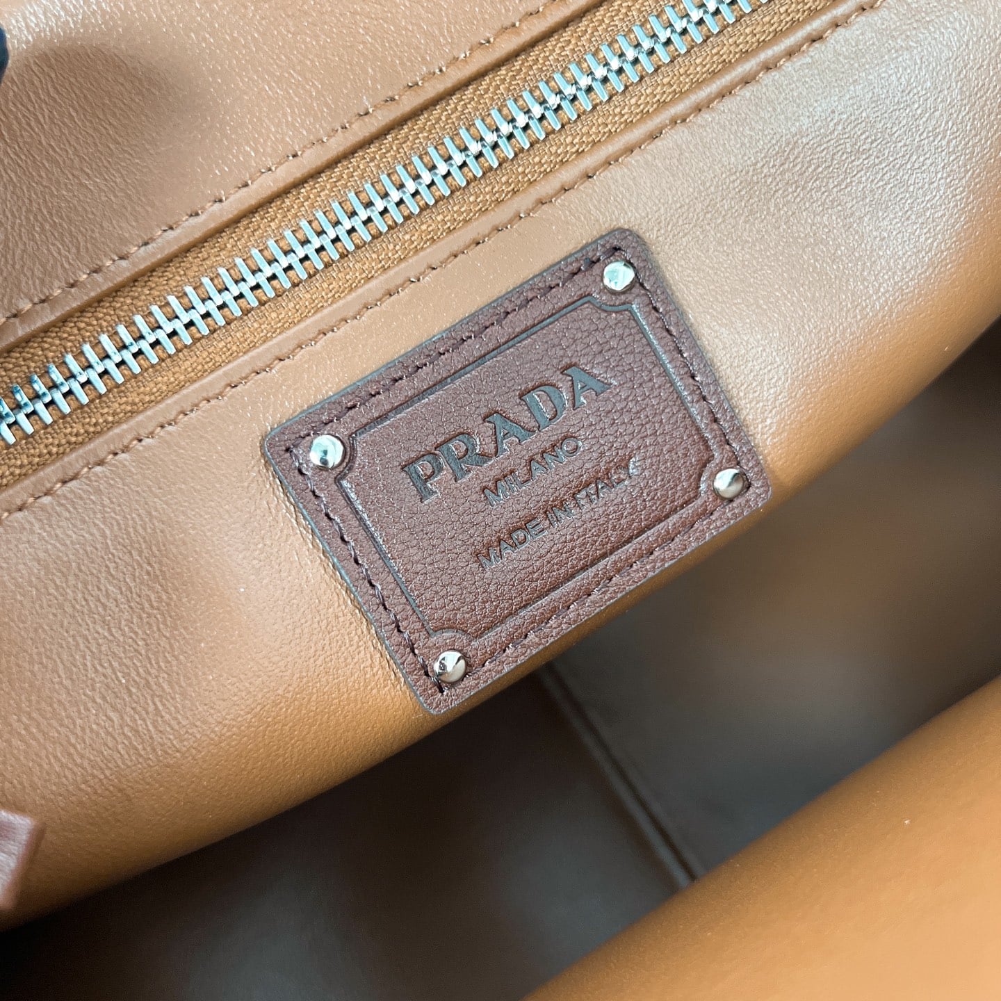 Explore - 1BB156 Prada 1BB156