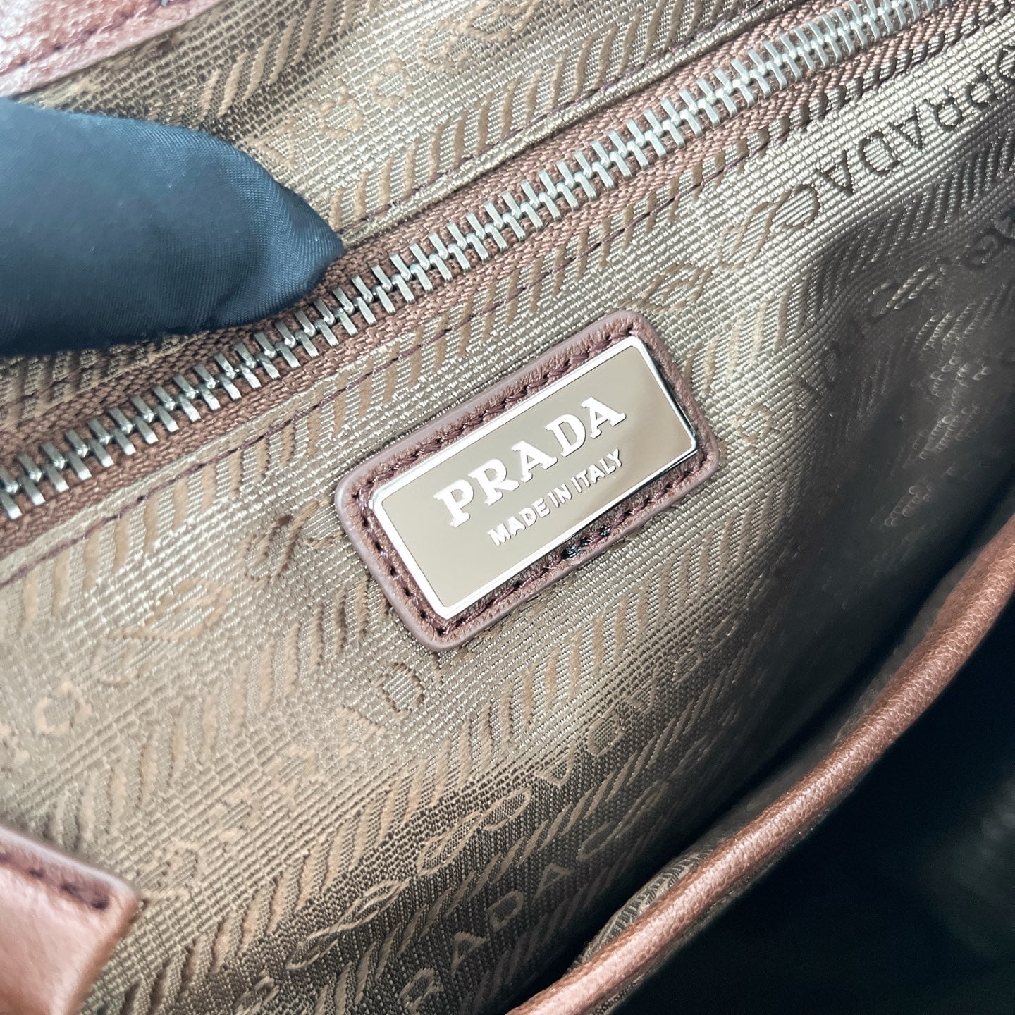 Explore - 2VZ118 - 02C1DF Prada 2VZ118