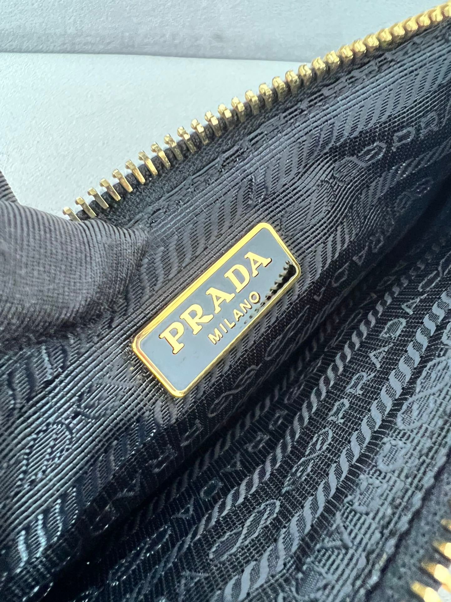 Hobo - 1NI054 - черный, золотистая фурнитура Prada 1NI054