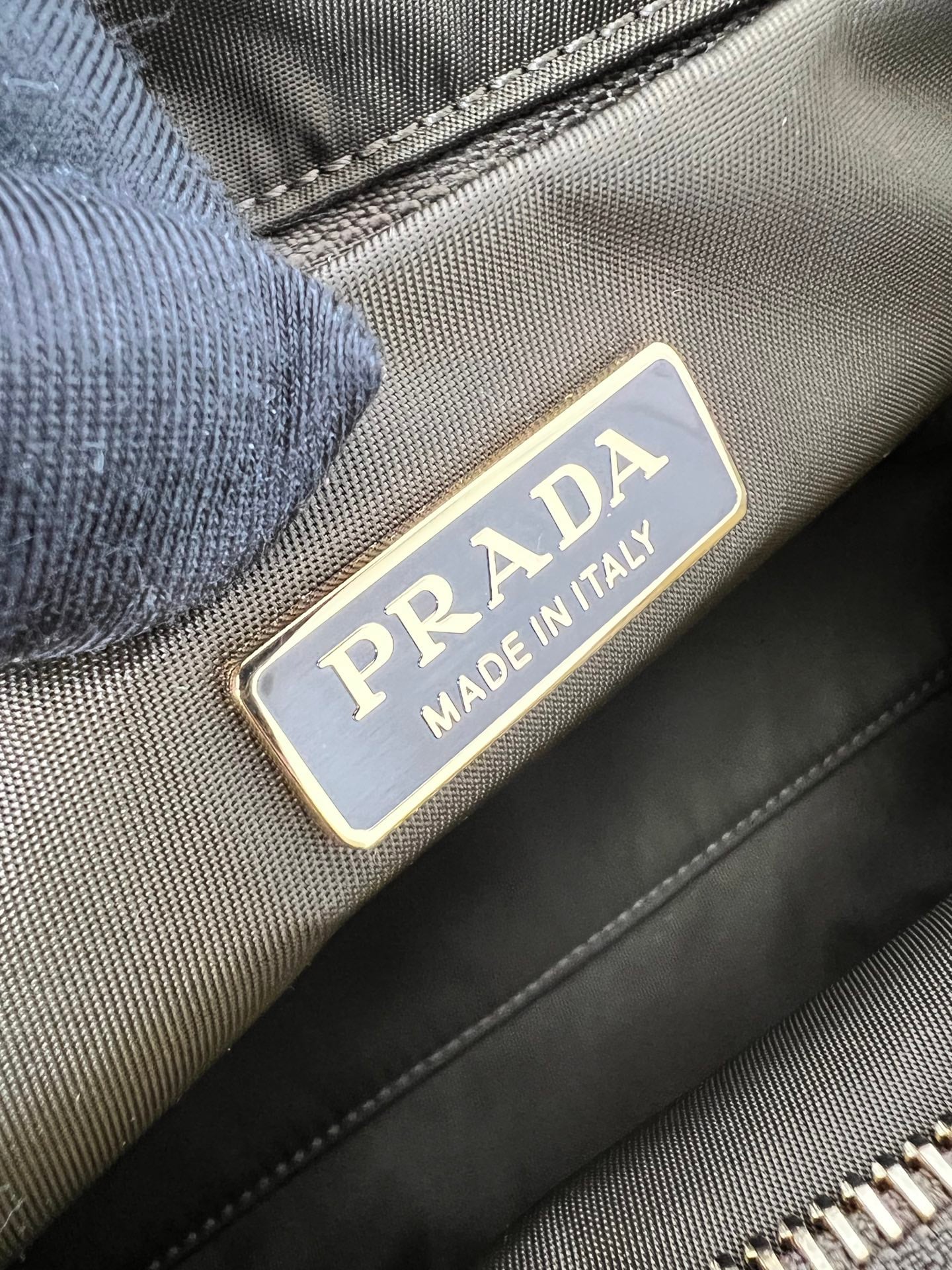 Explore - 1BD394 - 3F5844 Prada 1BD394