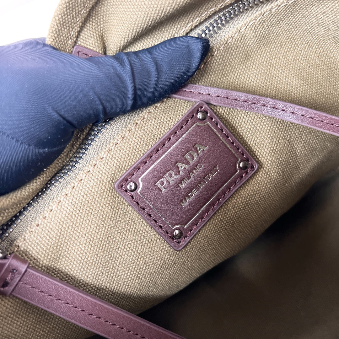 Explore - 1BE106 Prada 1BE106