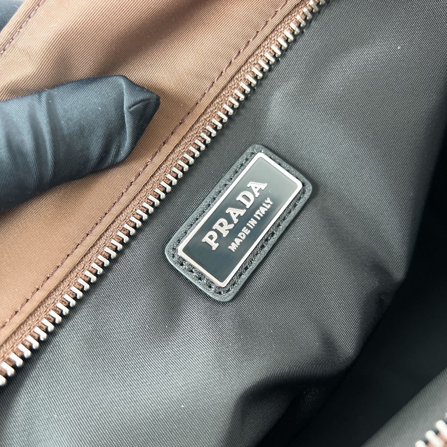 Explore - 2VD082 Prada 2VD082