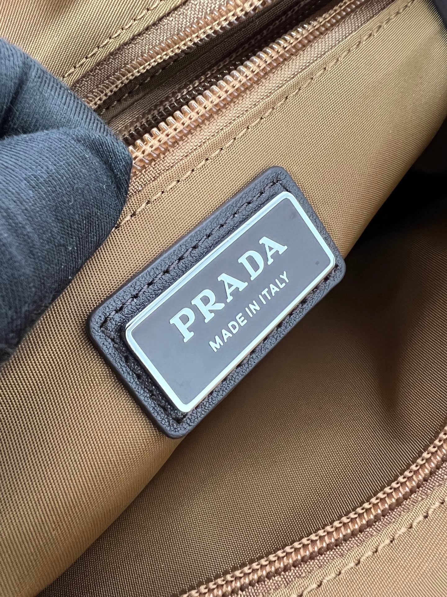 Explore - 2VD081 Prada 2VD081
