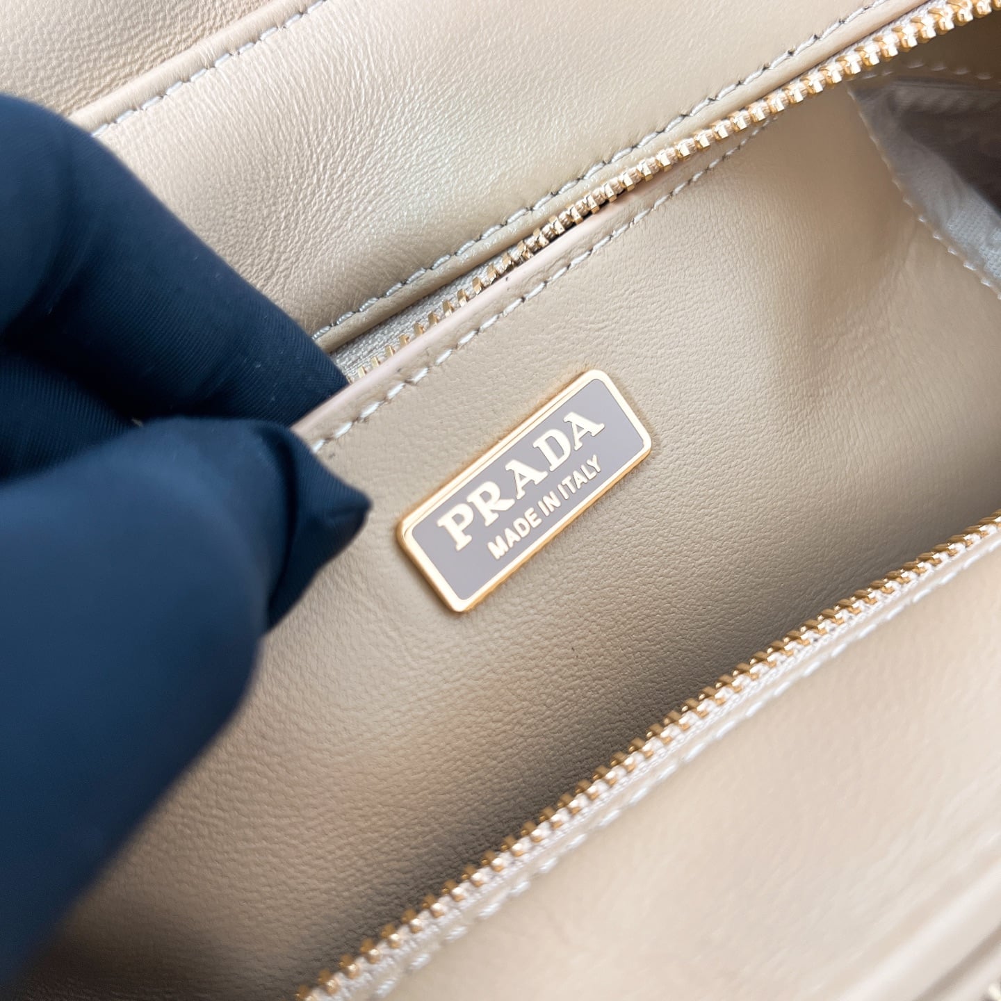 Explore - 1BD394 - 39F617 Prada 1BD394