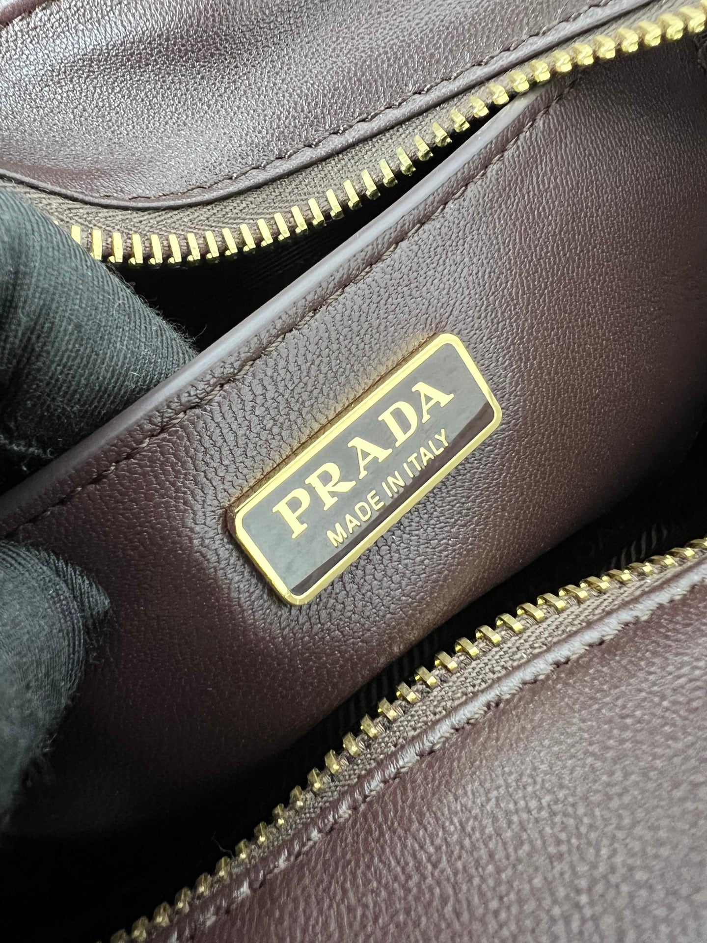 Explore - 1BD394 - 72C726 Prada 1BD394