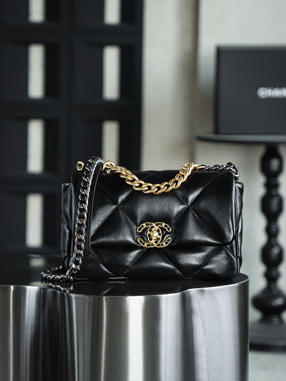 19 Bag - черный, золотистая фурнитура - 16x26x9см - BA1584 Chanel 19 Bag