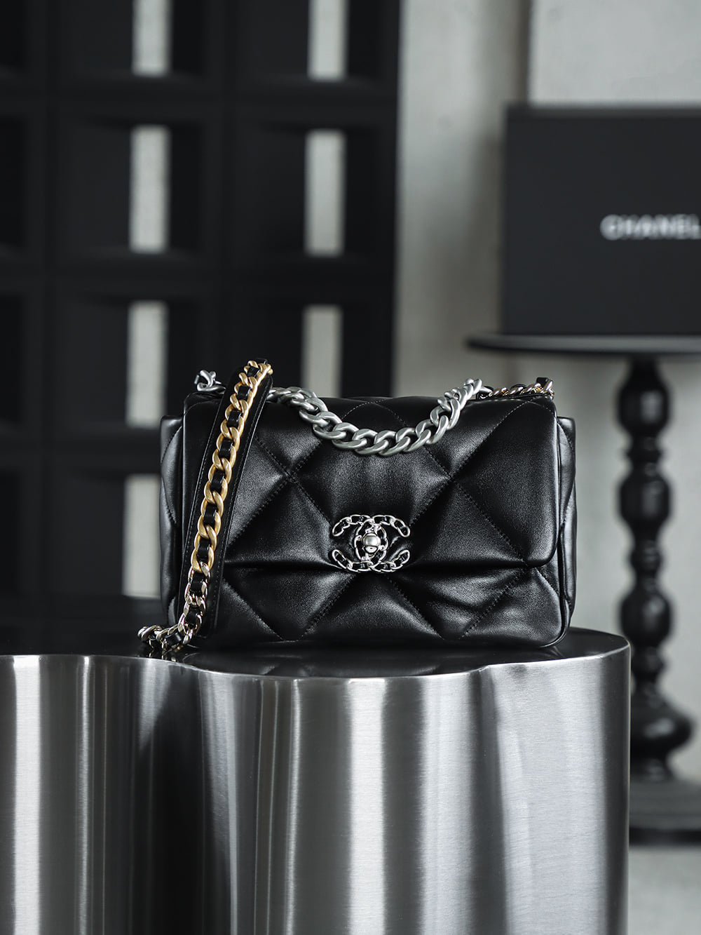 19 Bag - черный, серебристая фурнитура - 16x26x9см Chanel 19 Bag