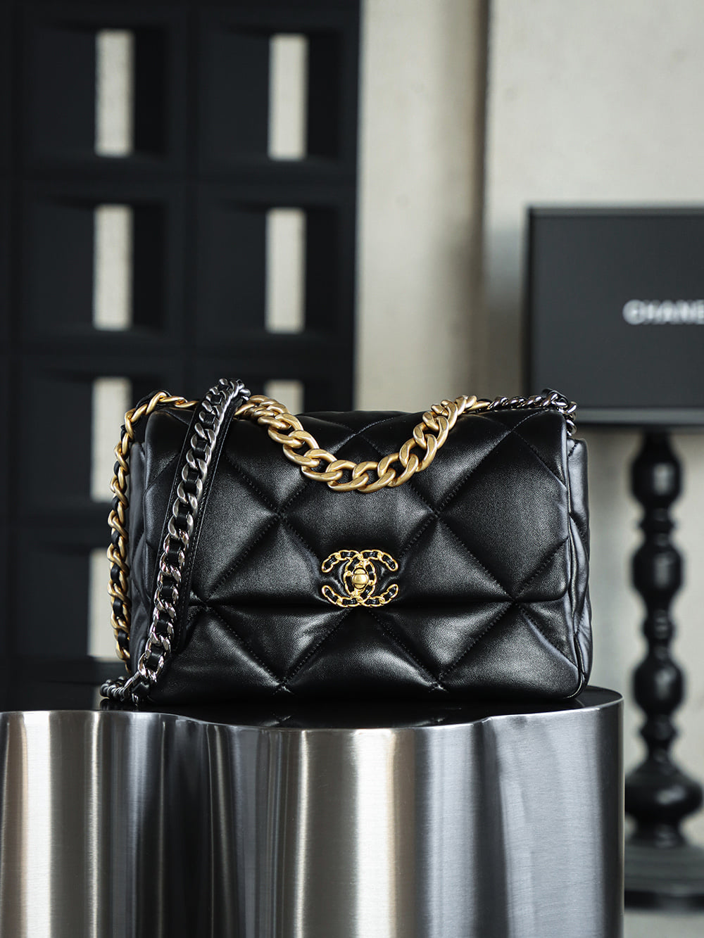 19 Bag - черный, золотистая фурнитура - 20x30x10см Chanel 19 Bag