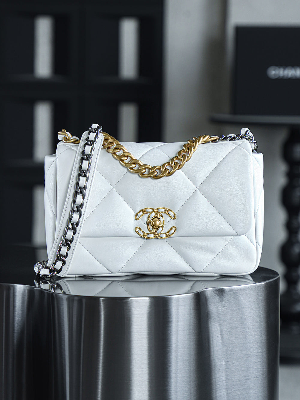 19 Bag - белый - 16x26x9см Chanel 19 Bag