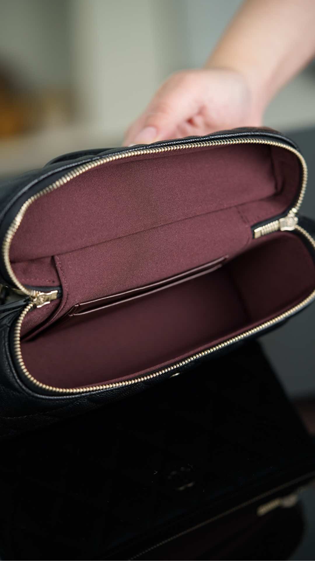 Vanity Case - черный, золотистая фурнитура - 17x19.5x5см - E989E2 Chanel 25C Vanity Case