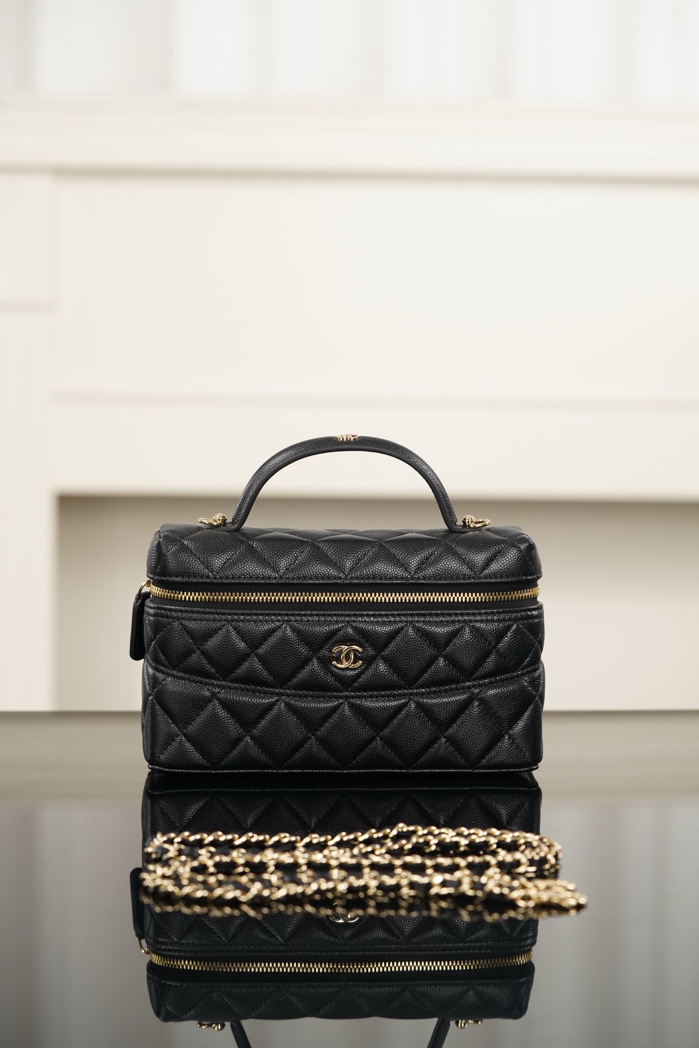 Vanity Case - черный, золотистая фурнитура - 17x19.5x5см - 7494AE Chanel 26A Vanity Case