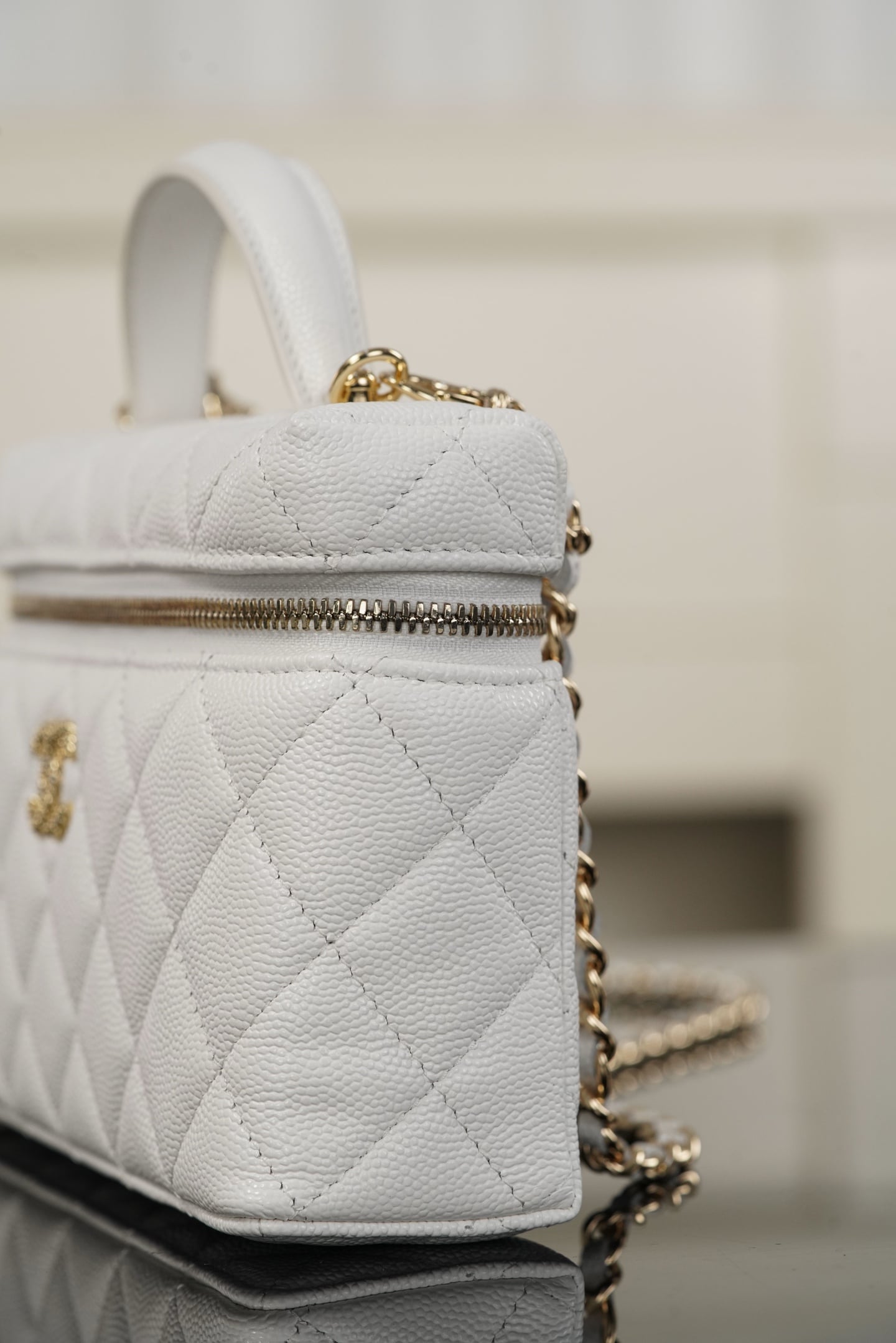 Vanity Case - белый - 17x19.5x5см - 3F3FF6 Chanel 26P Vanity Case