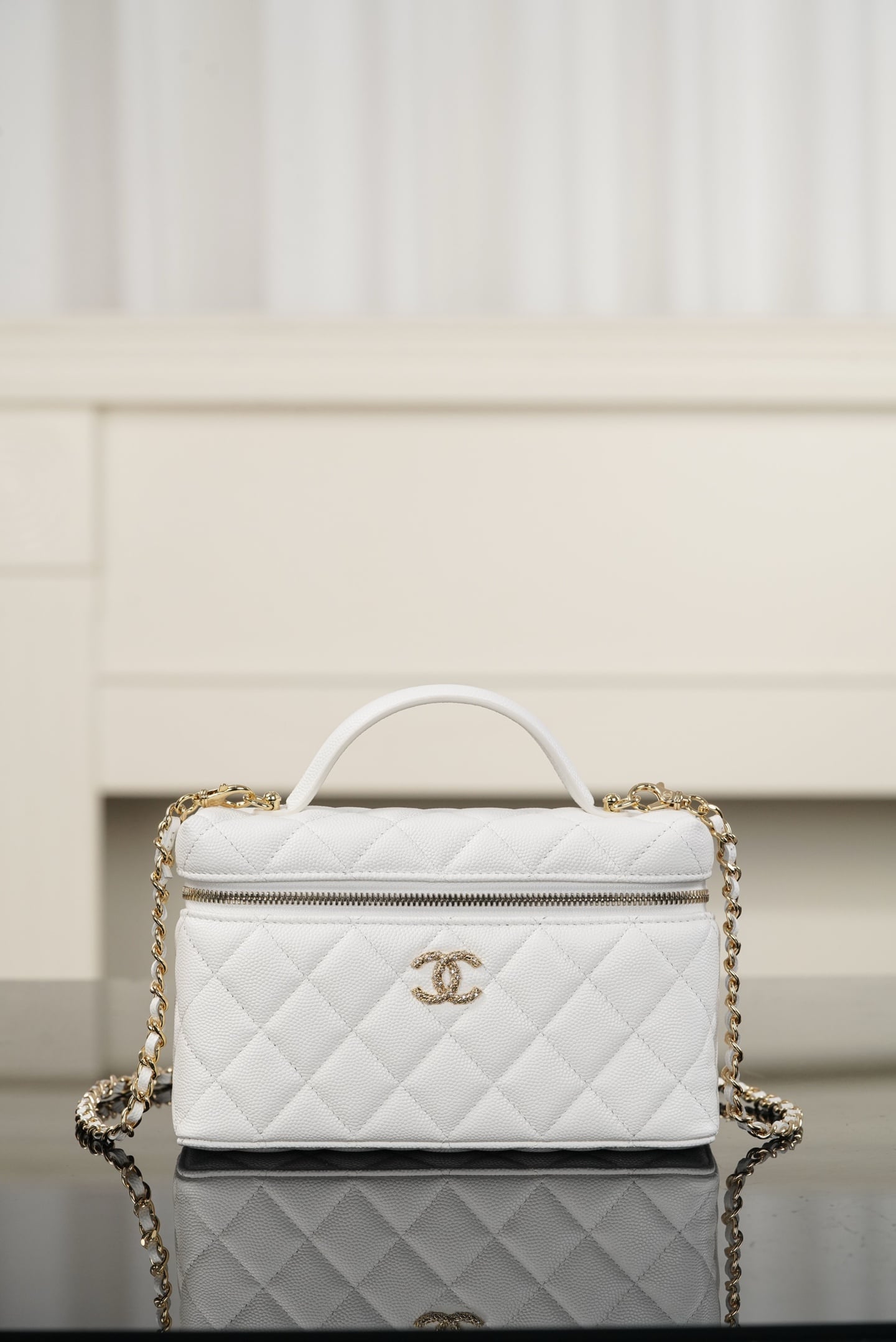 Vanity Case - белый - 17x19.5x5см - 3F3FF6 Chanel 26P Vanity Case
