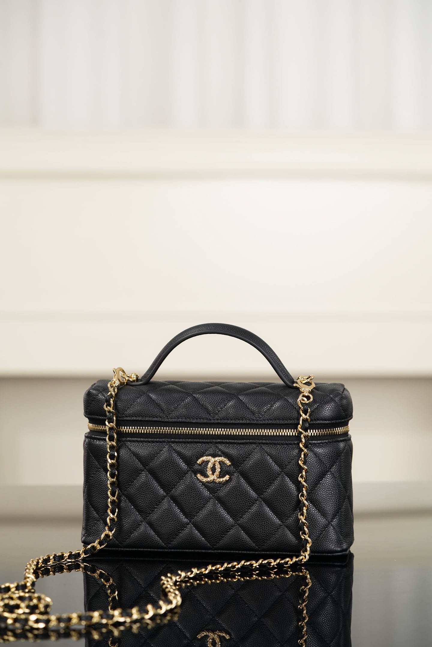 Vanity Case - черный, золотистая фурнитура - 17x19.5x5см - C8CFDD Chanel 26P Vanity Case