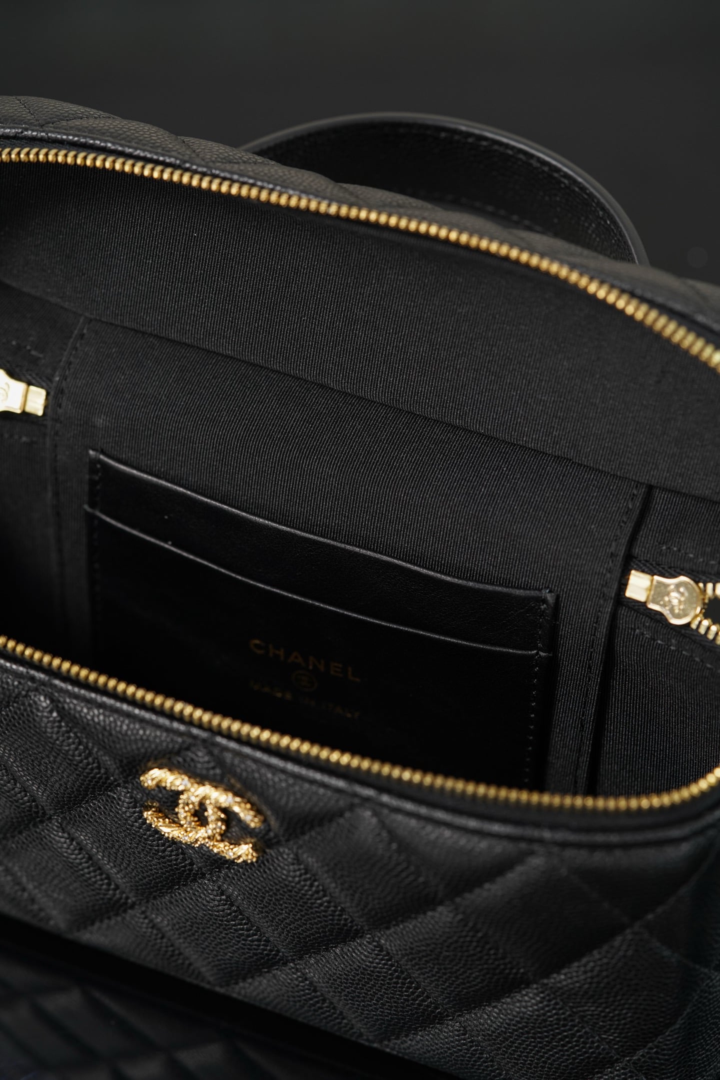 Vanity Case - черный, золотистая фурнитура - 17x19.5x5см - C8CFDD Chanel 26P Vanity Case