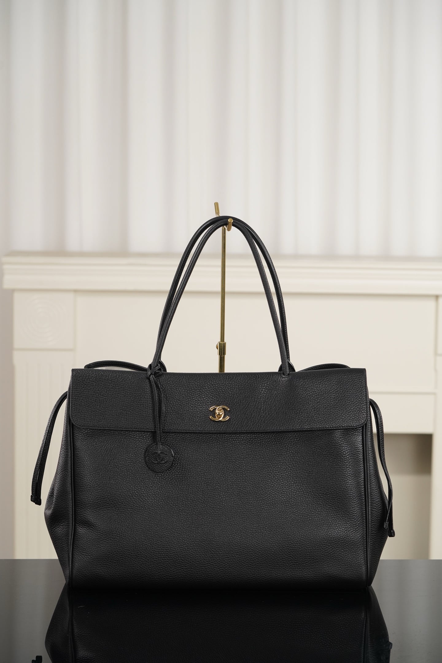Tote - черный, золотистая фурнитура - 33x43x17.5см Chanel 26S Tote